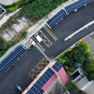 Instal·lació fotovoltaica al pàrquing públic i cinema-teatre de Vimbodí i Poblet